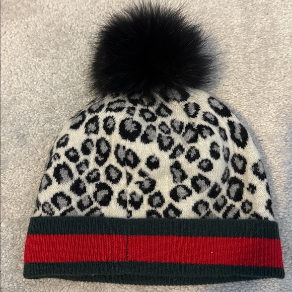 LIKE NEW beanie hat with Pom Pom - Picture 3 of 5
